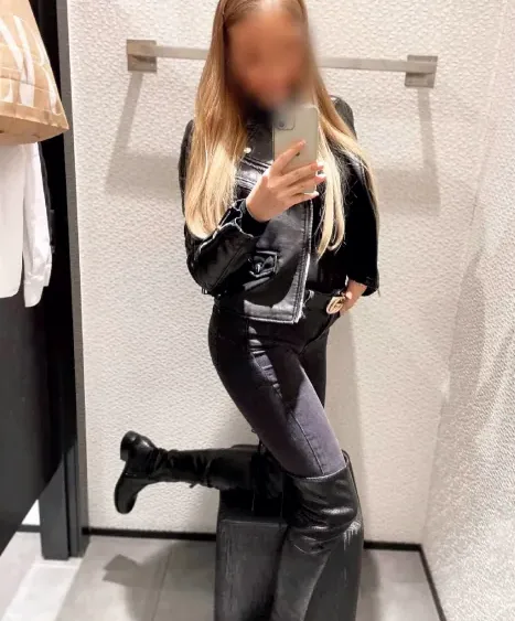 Sophie, 33